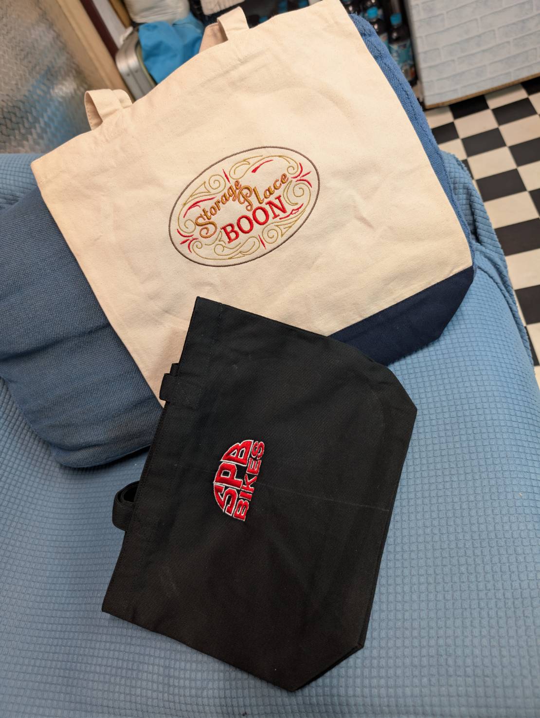 BOONとSPB BIKESのロゴを刺繍したトートバッグ